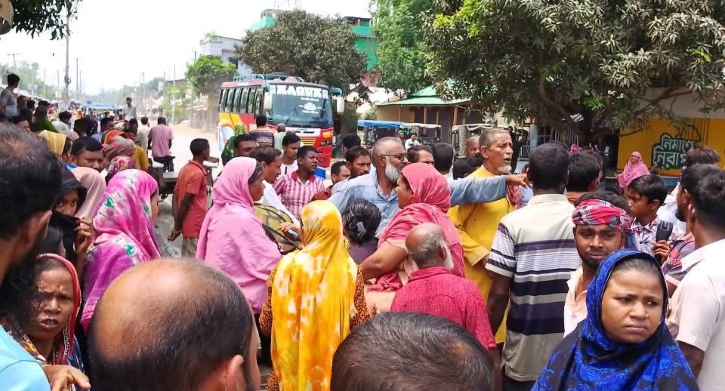 ভ্যানের ধাক্কায় মায়ের কোল থেকে ছিটকে রাস্তায় শিশু, গাড়িচাপায় নিহত